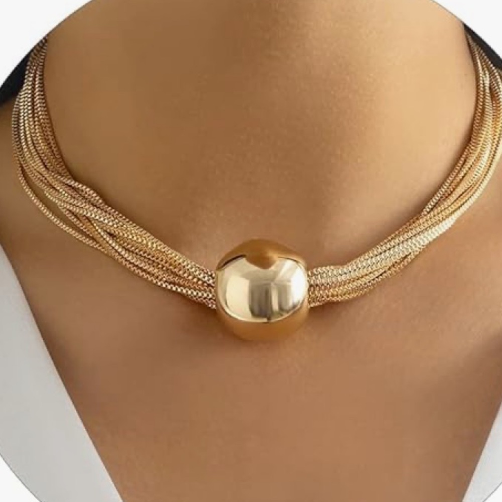 Elegant Gold Necklace with Bead Accent